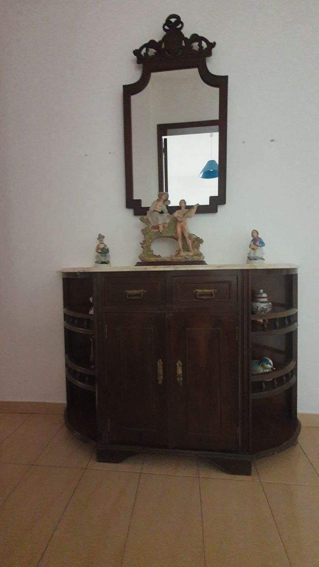 Móvel antigo com espelho