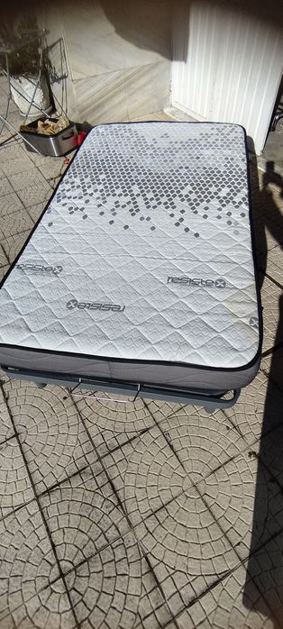 Cama articulada com comando
