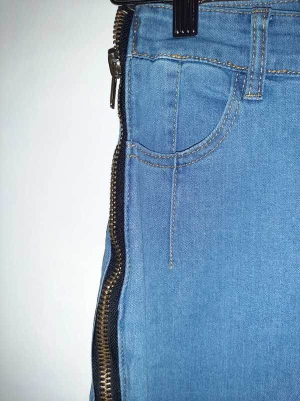 Niebieskie jeansy z suwakiem po boku w rozmiarze M.
