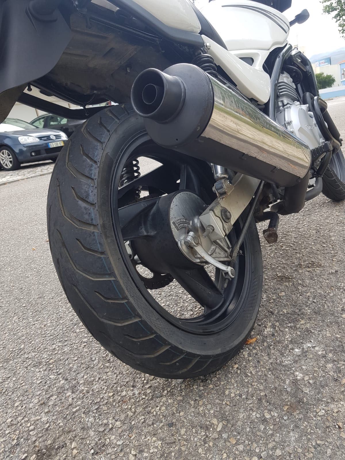 Kawasaki ER5 com algumas marcas de uso normal pela idade da moto