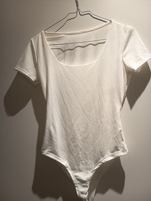 Vendo body branco M feminino com fecho,novo