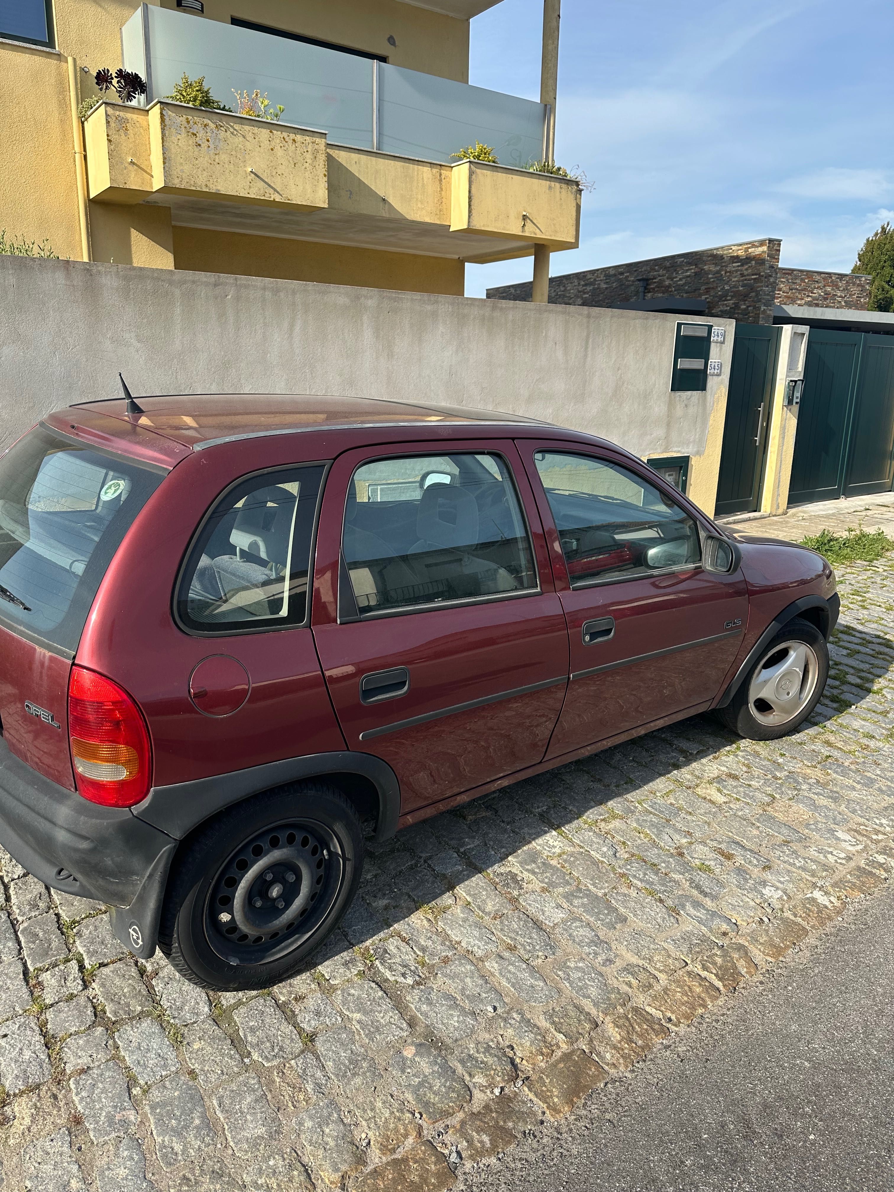 Opel Corsa, muito bom estado, pequenos detalhes para fazer