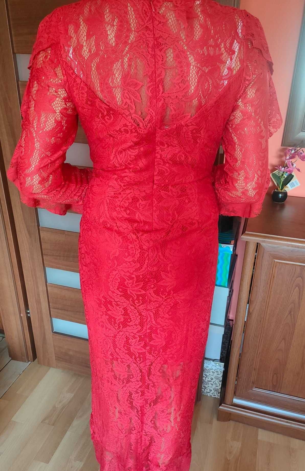 Czerwona koronkowa sukienka