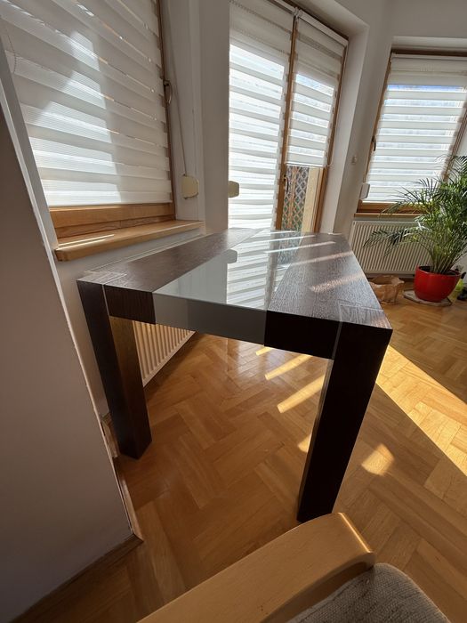 Drewniany stół ze szklem