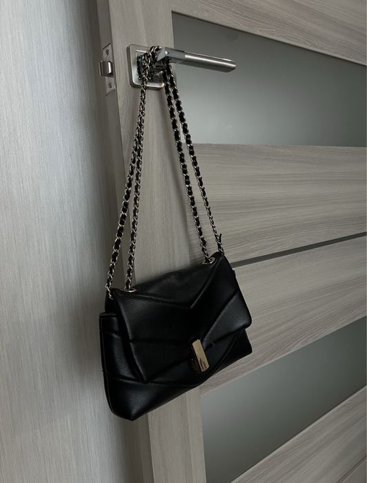 Чорна сумочка mango