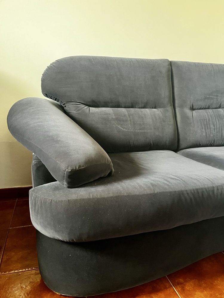 Conjunto de sofás pretos em veludo