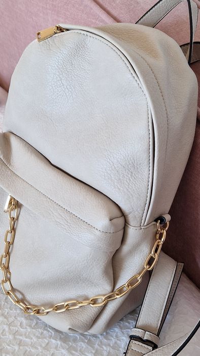 Mochila bege e dourada