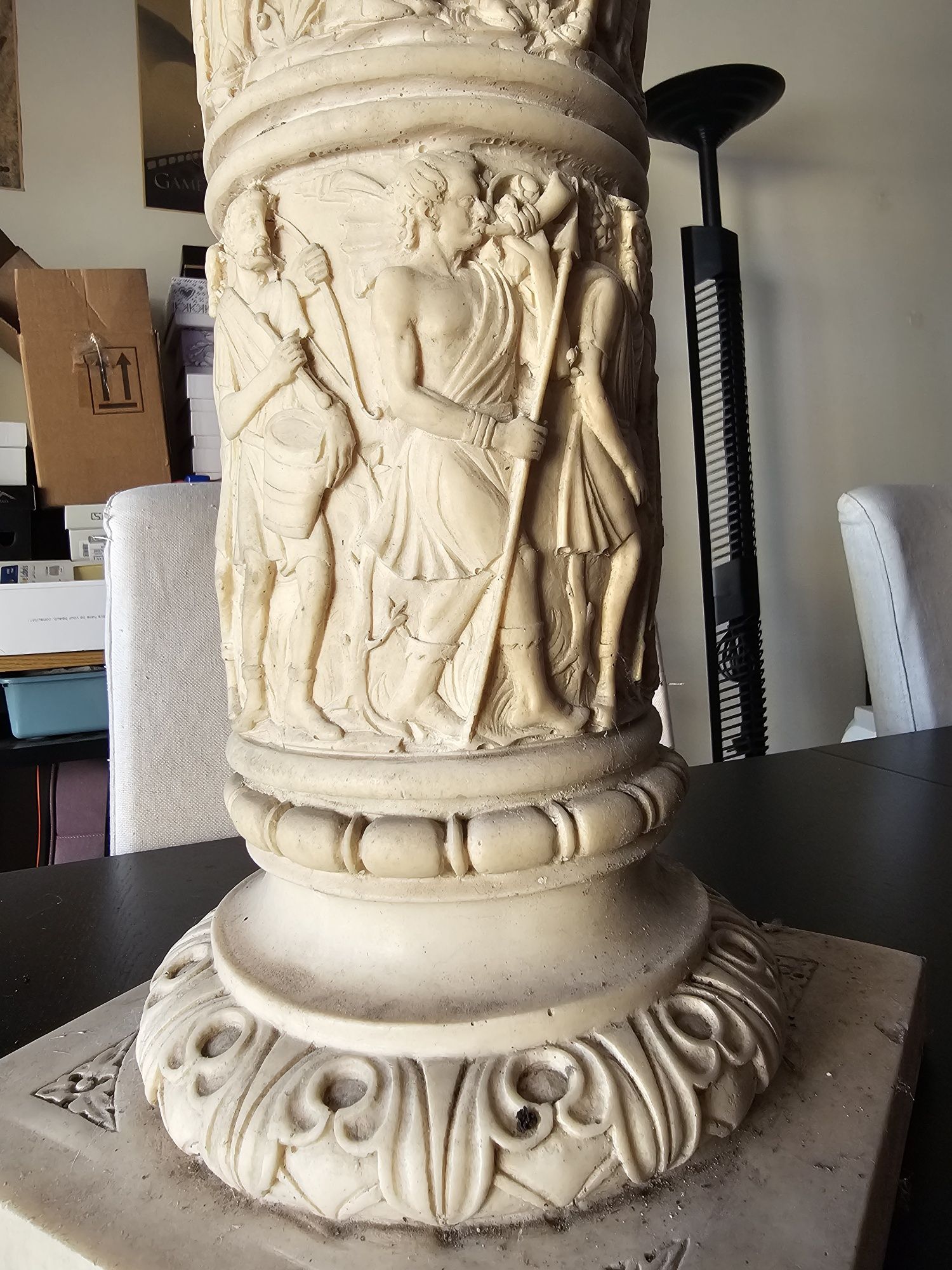 Coluna decorativa design clássico mármore