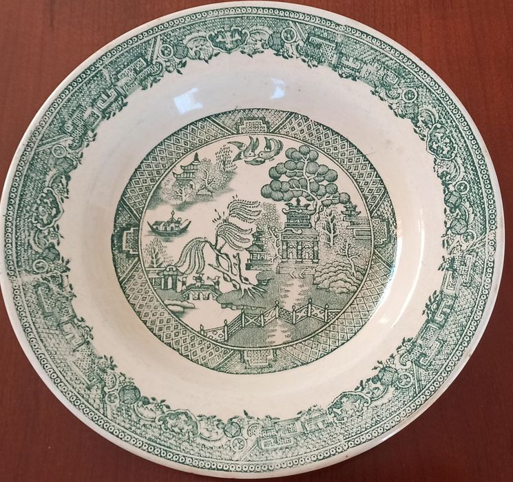 Prato antigo de Sacavém, motivo chorão, usado mas em ótimo Estado.