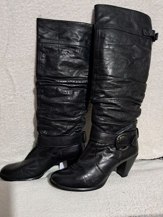 Botas  cano alto,  tamanho  37 , todas em pele.