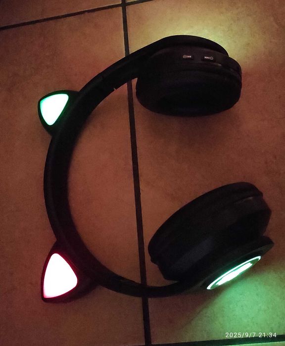 Bezprzewodowe słuchawki nauszne z podświetleniem