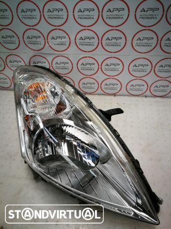 Otica direita Susuki Swift de 2012.