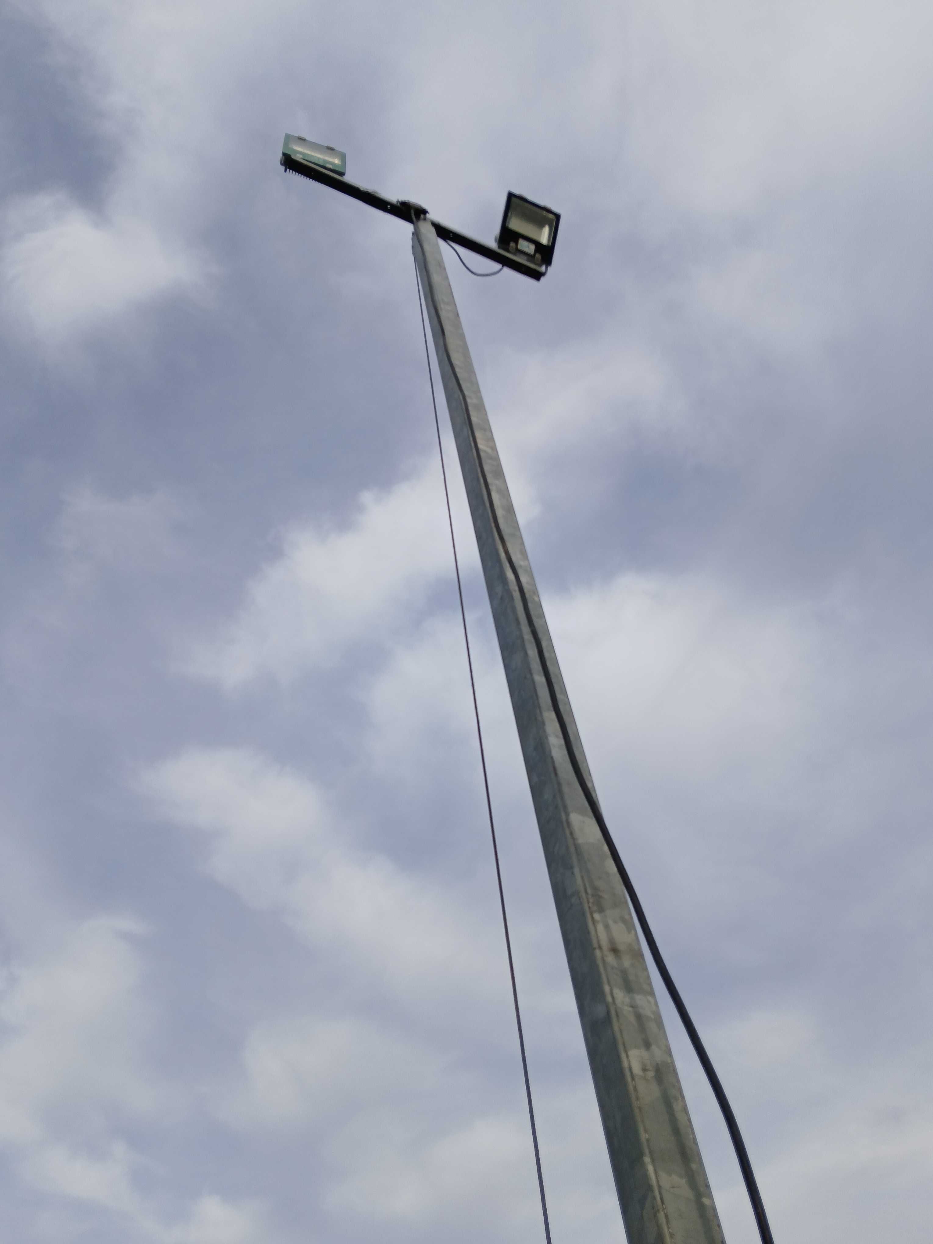 Lampy budowlane z betonową podstawą składane