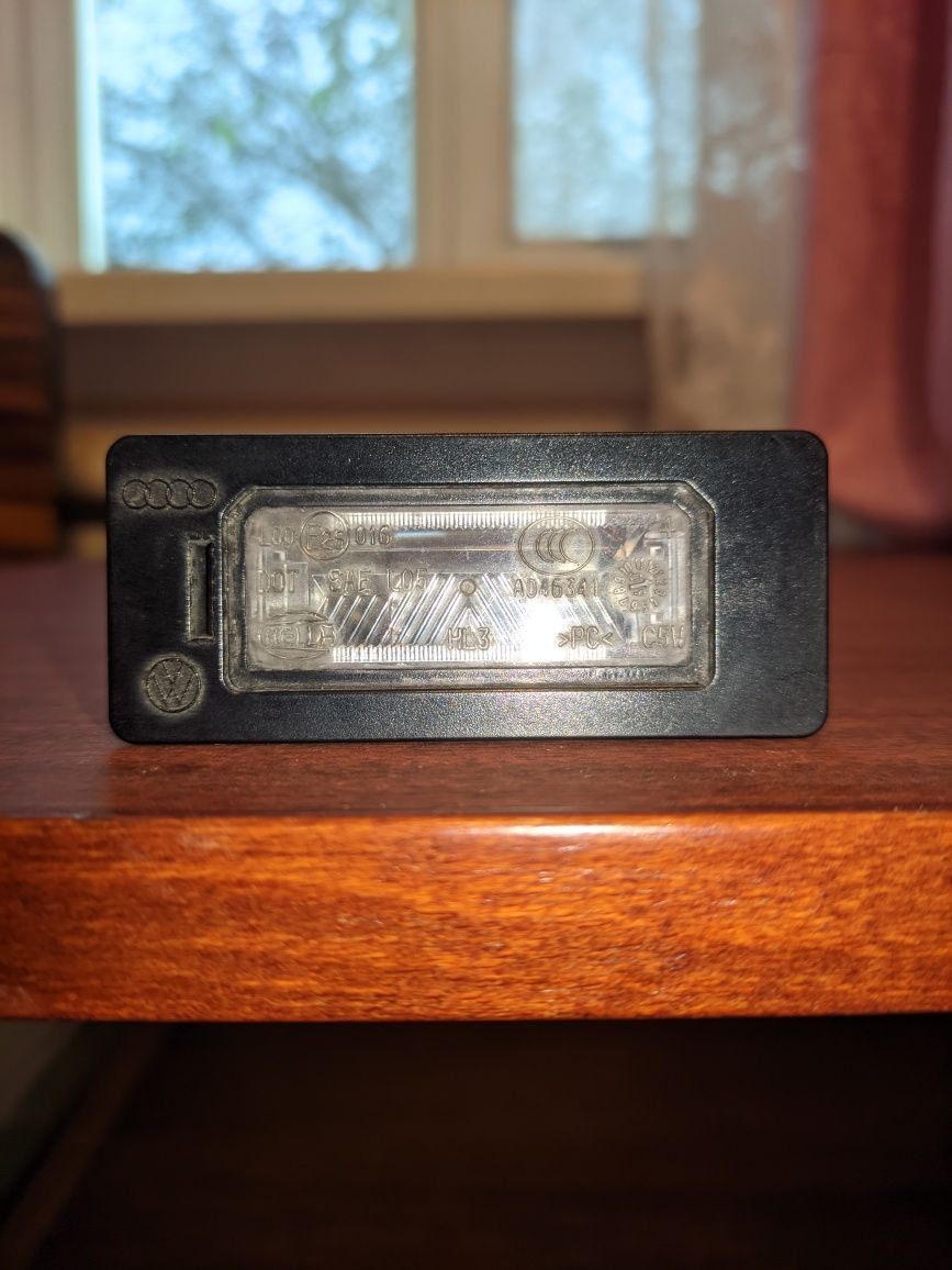 Оригінальний фонарь підсвітки номерного знаку Audi, Skoda