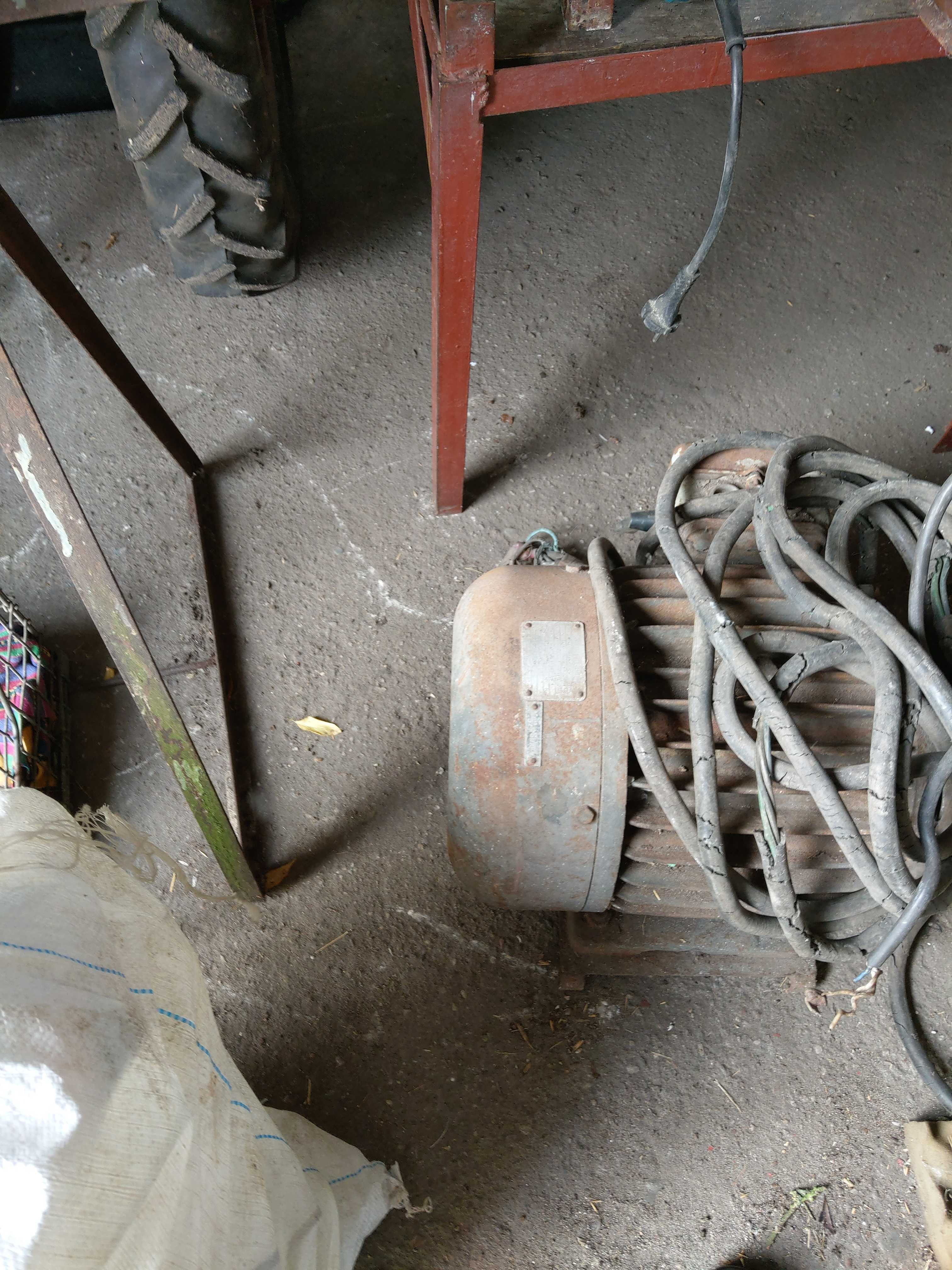 Silnik 3-fazowy 7kW 1450obr/min, koło pasowe, mocowanie do podstawy