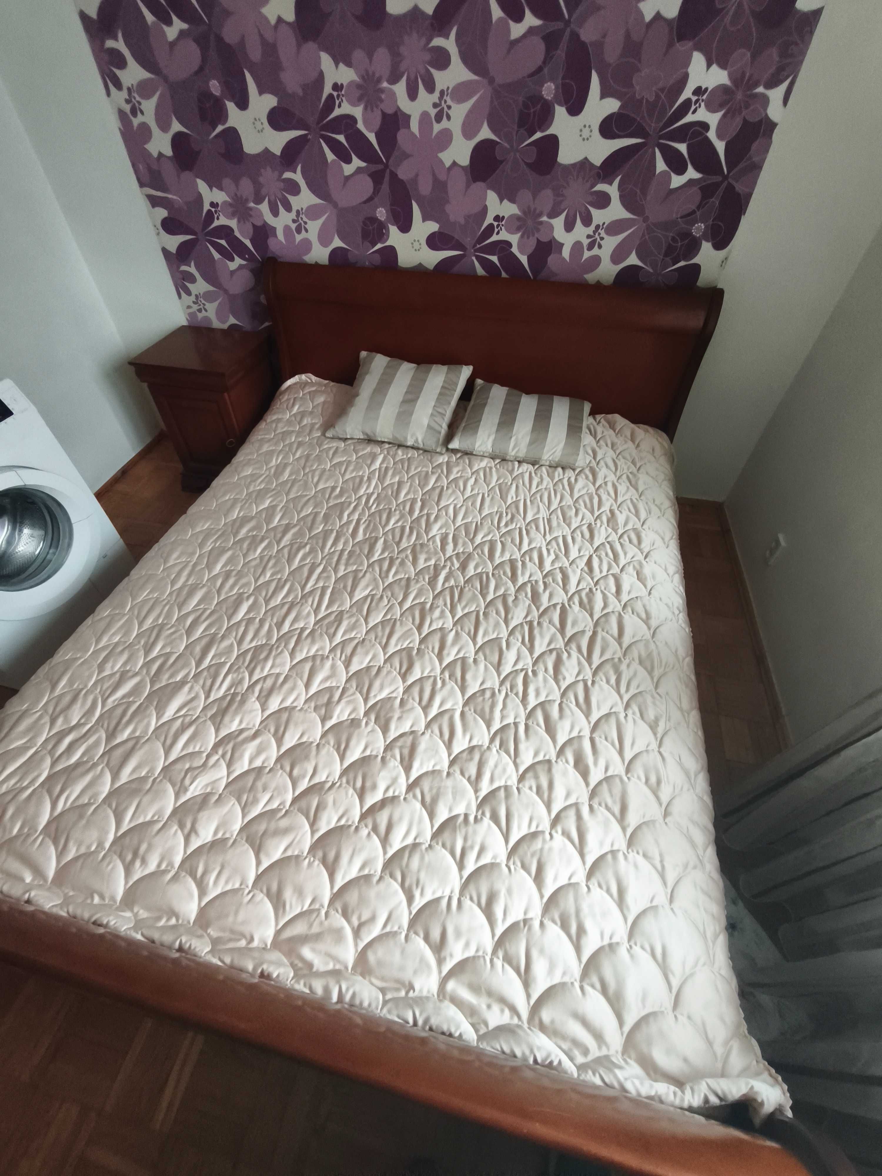 Łóżko 160x200 z materacem i stolikiem, używane, stan bardzo dobry.