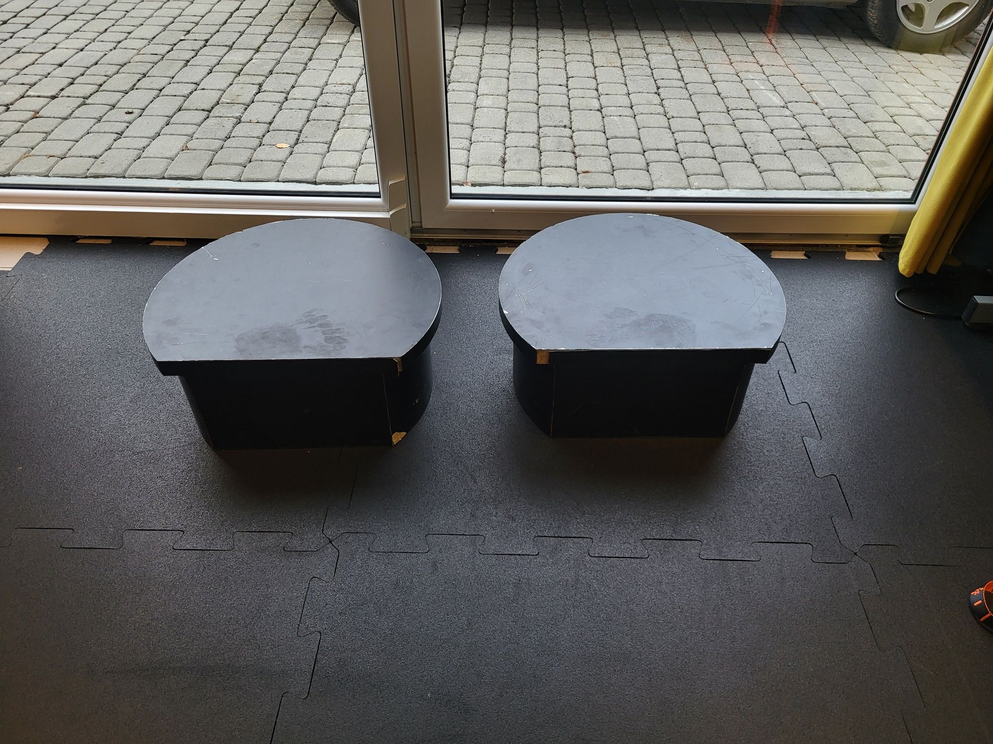 Drewniane skrzynie podstawki pod manekiny sklepowe