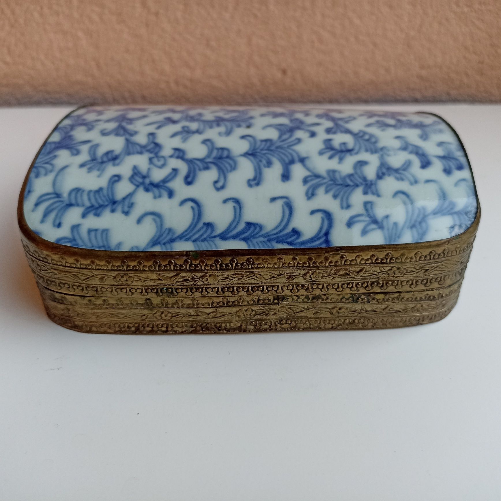 Caixa chinesa antiga em porcelana motivo floral