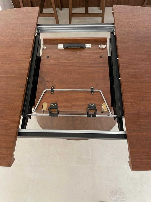 Mesa de jantar oval e extensível em MDF e folheado