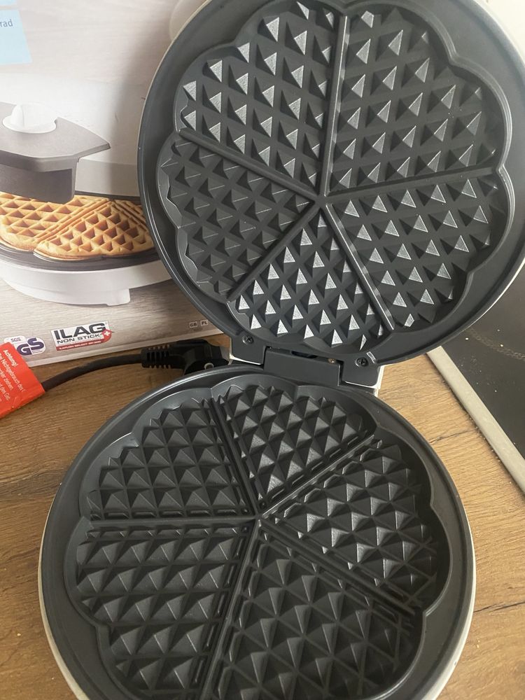 Gofrownica serduszka biała 1200watt rossmann