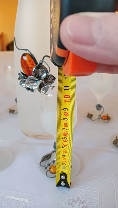 Karafka z 6 kieliszkami ozdobione  srebrem i bursztynem.