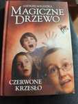 Magiczne drzewo. Czerwone krzesło.