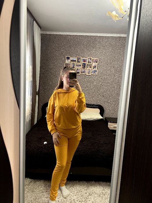 Оранжевий спортивний костюм