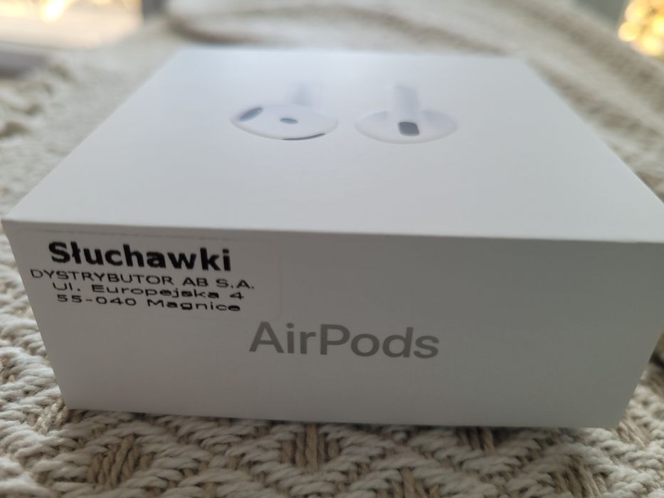 Apple AirPods 4 białe + etui ładujące