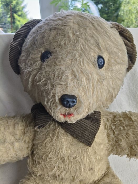 Stary pluszowy miś z okresu PRL