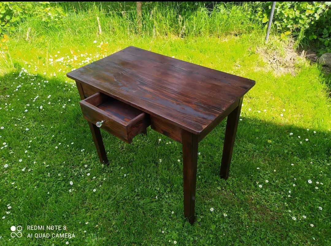 Stół w stylu rustykalnym