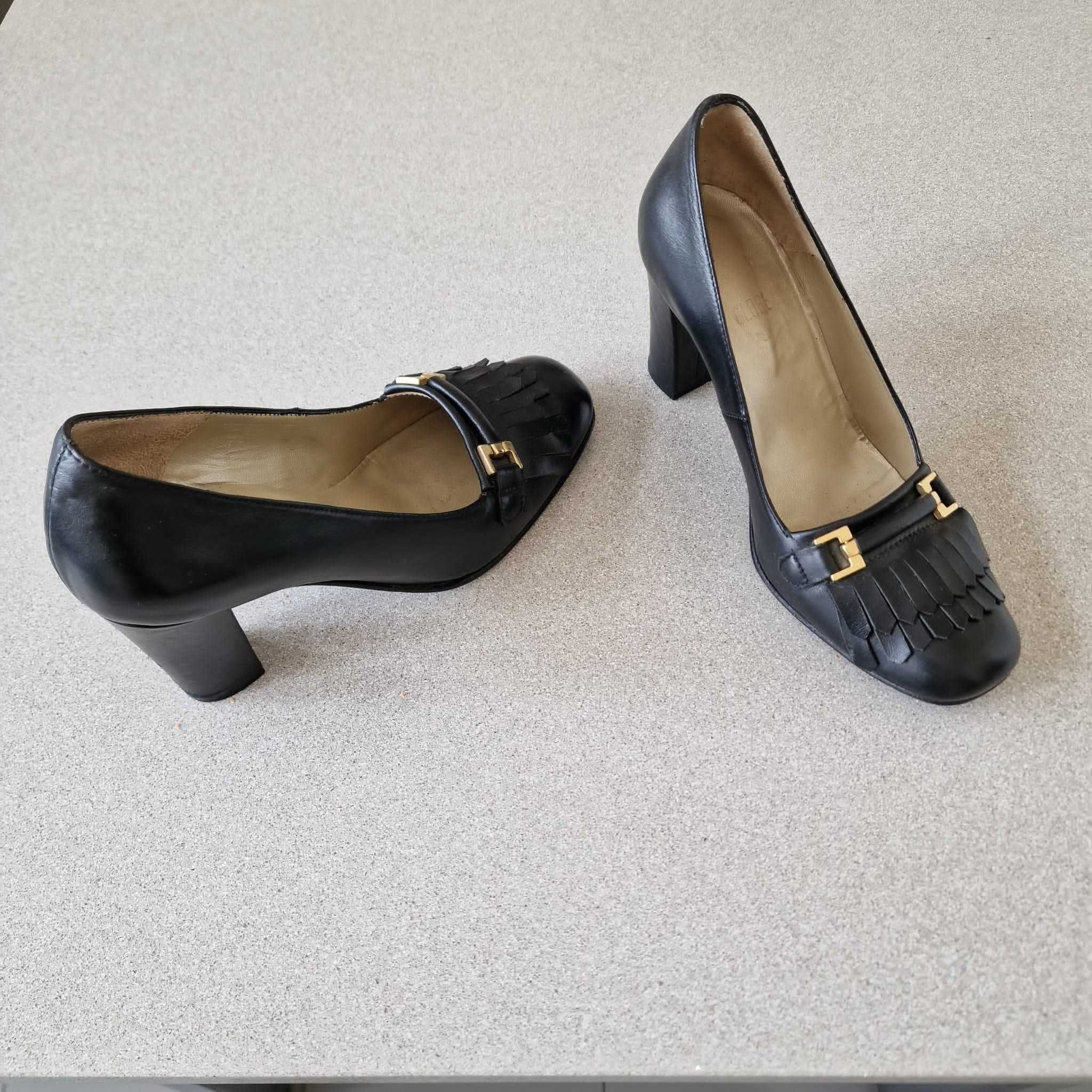 Sapato fechado preto com franja