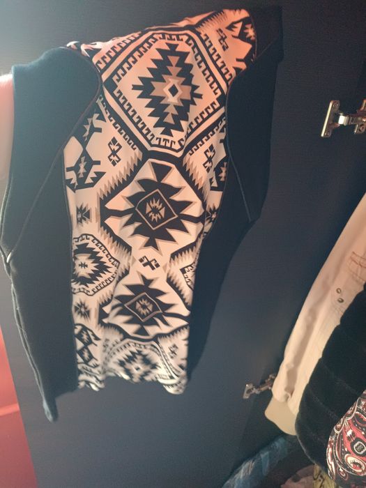 Dopasowana sukienka Bershka czarne azteckie wzory