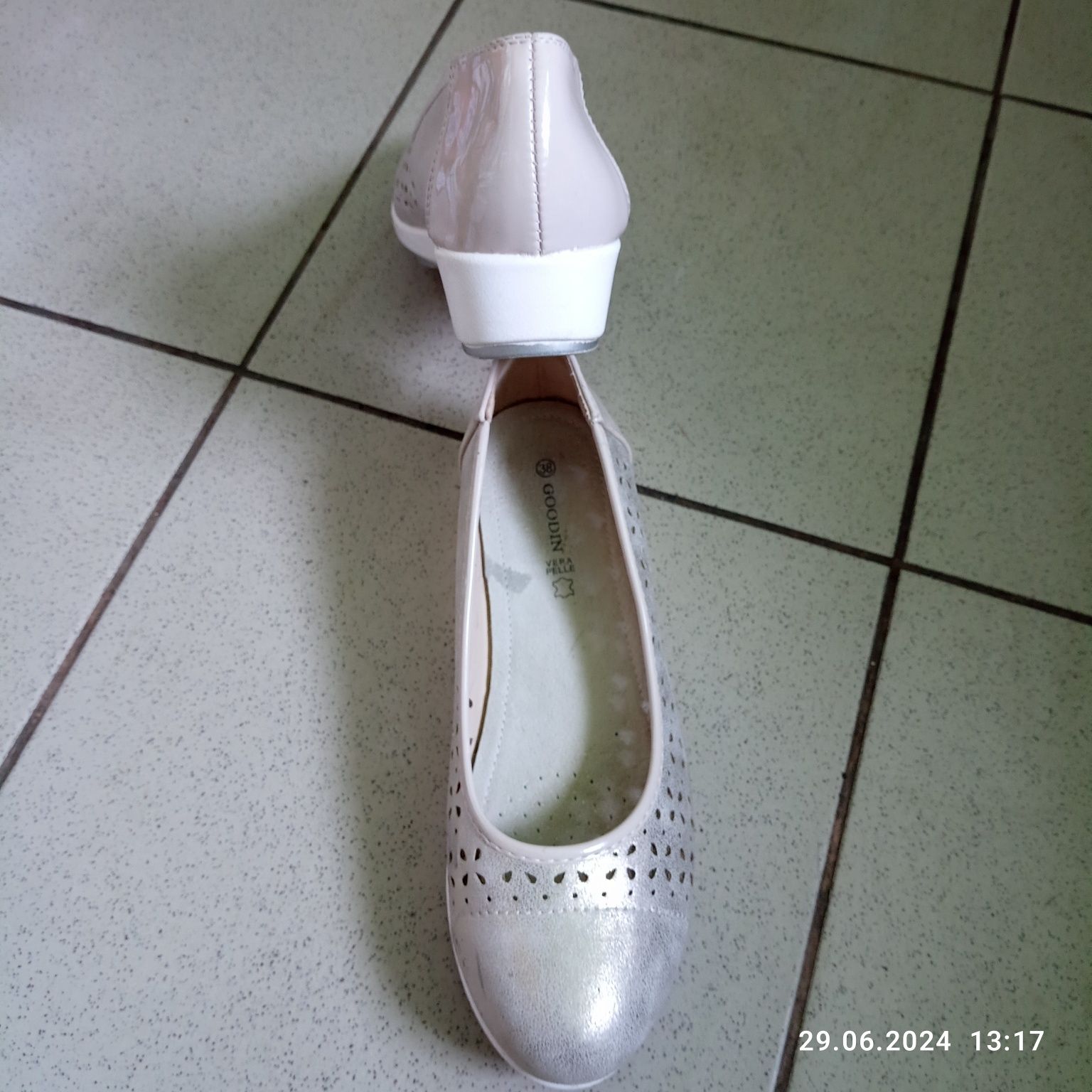 Eleganckie, perforowane baletki na koturnie. Rozmiar 38. Goodin.