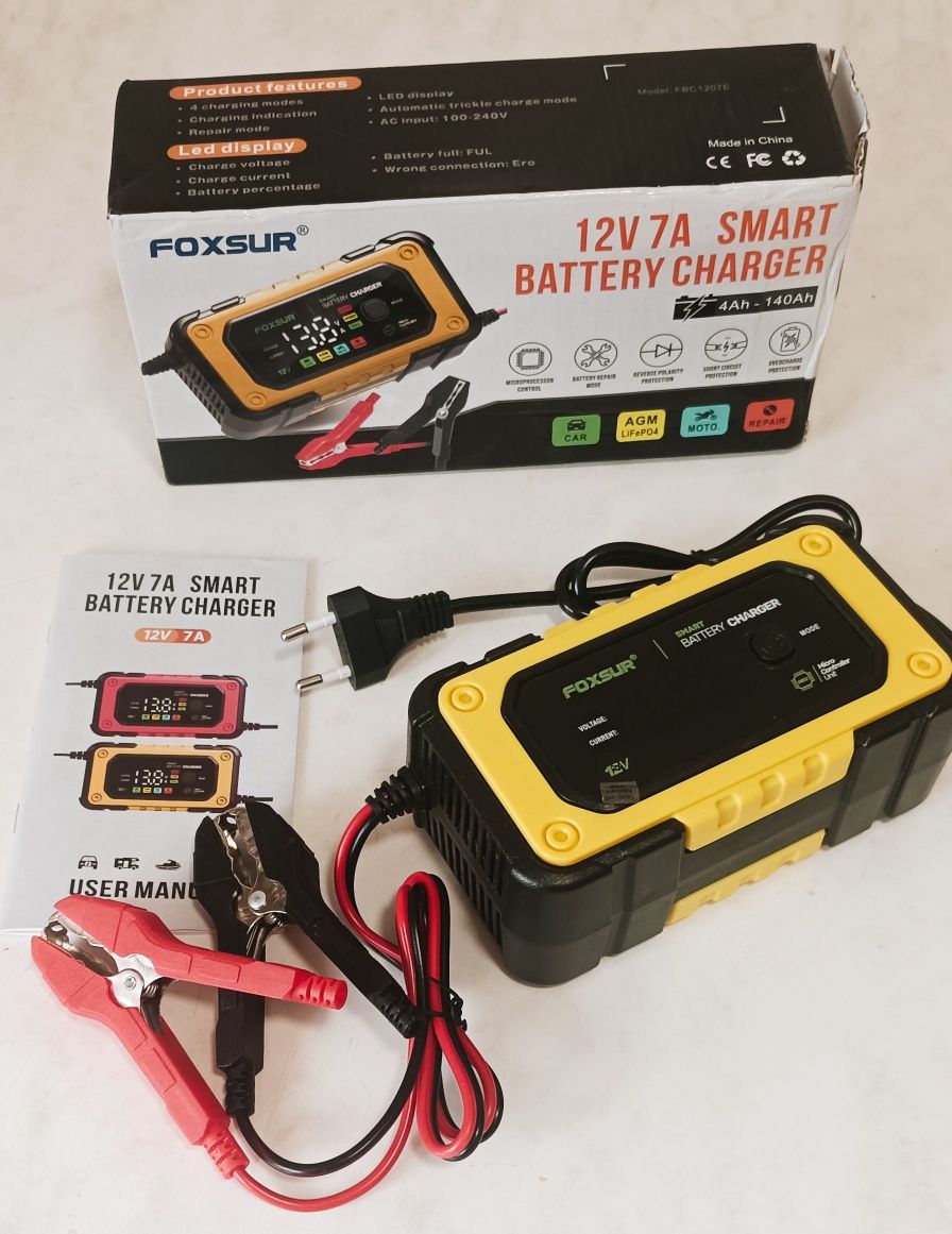 Зарядний пристрій Foxsur для автомобільного акумулятора 12V 7A.