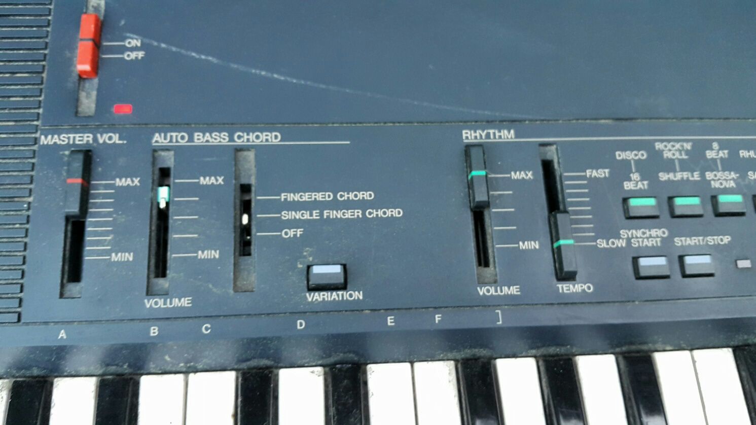 Japoński keyboard Yamaha do nauki z małą klawiaturą