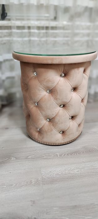 Столик в мягкой обивки с камнями