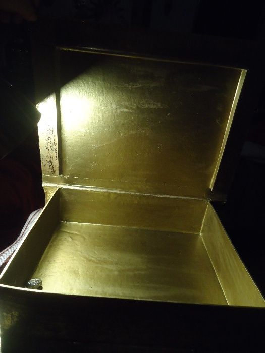 Caixa Dourada com Cabeça de Leão cerca de 36 cm x 28 cm