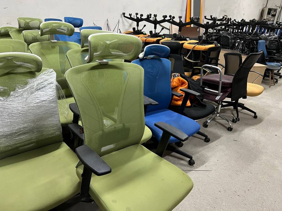 Распродажа Офисная мебель тумбы столы шкафы Стелажи Кресла