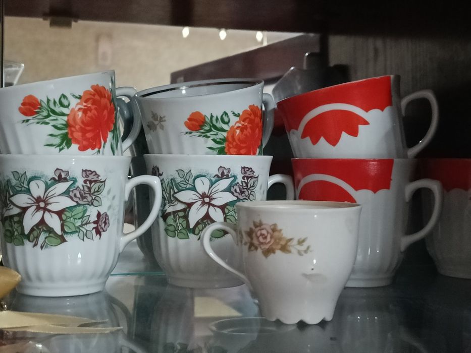 Чарки, стакани, ножі,  ложки, вилки і іншіе.