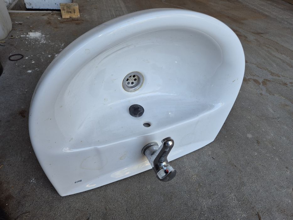 Zlew z odplywem, kranem i wezykami