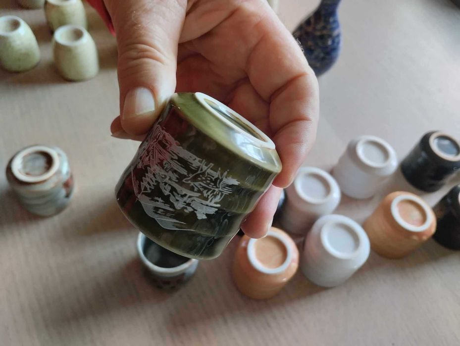 Conjunto de 24 copos de saquê  + 10 garrafas saquê cerâmica japonesa.