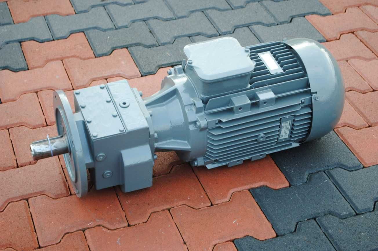 Motoreduktor kołnierzowy 7.5kw. 678obr.. SIEMENS.