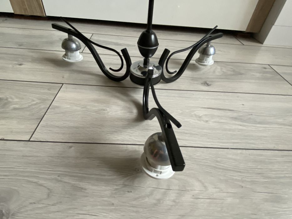 Żyrandol czarny ze srebrnymi dodatkami lekki