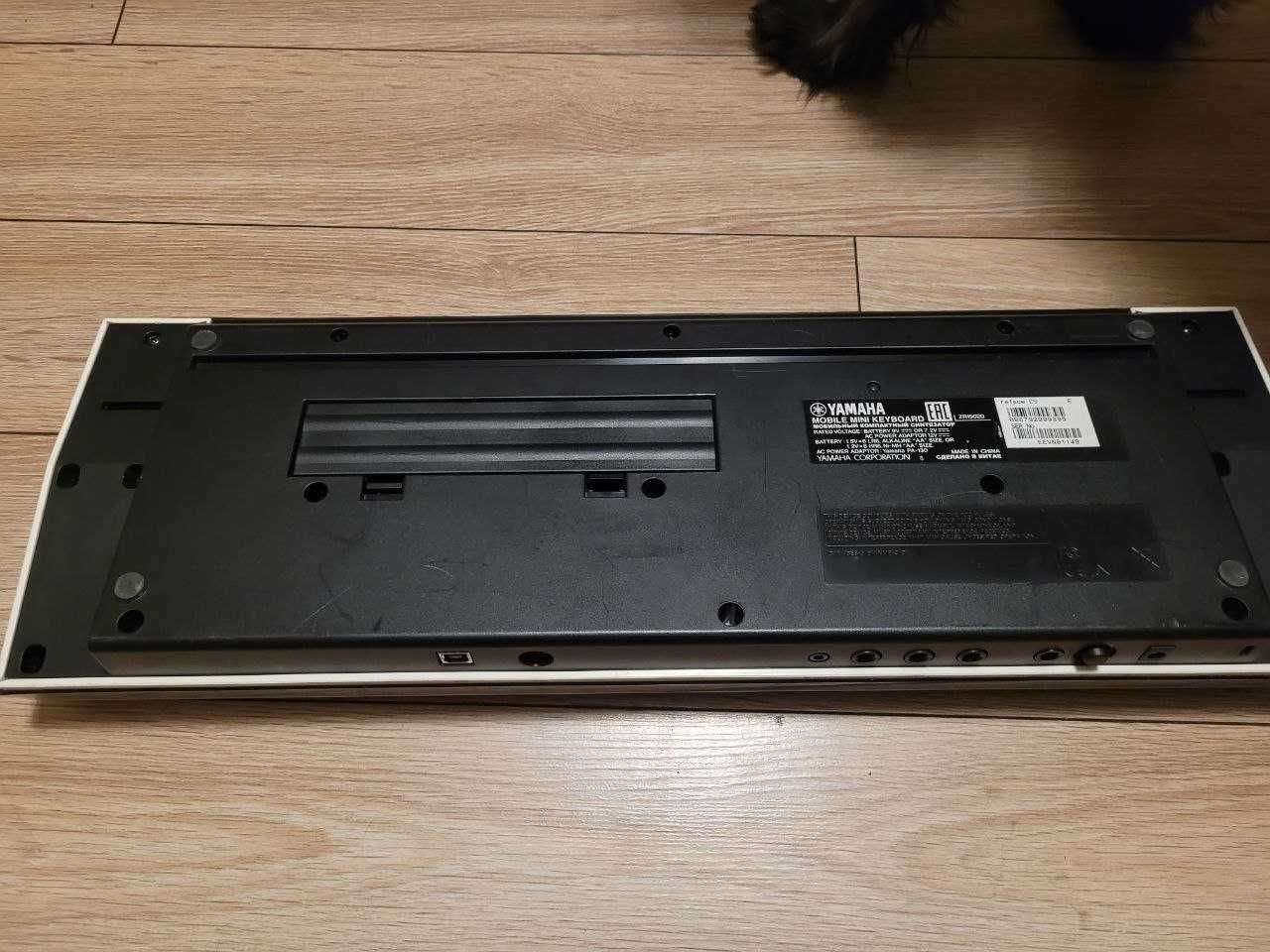 Syntezator Yamaha Reface CS + Decksaver