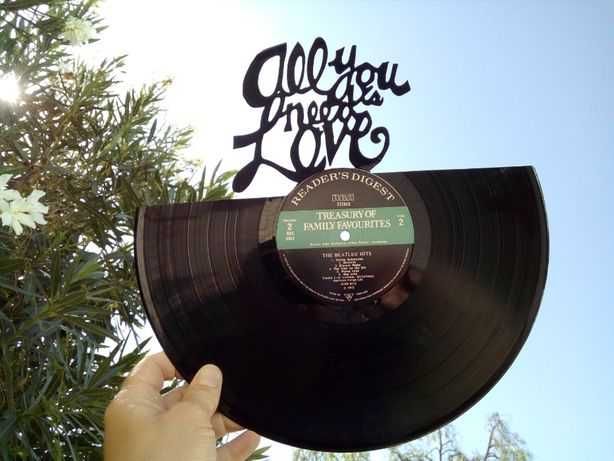 Silhueta decorativa All you need is love feita com um disco de vinil