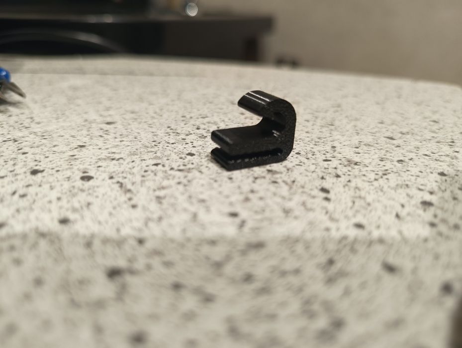 Klips do mocowania kabla PV do ramy mofldułu 100szt