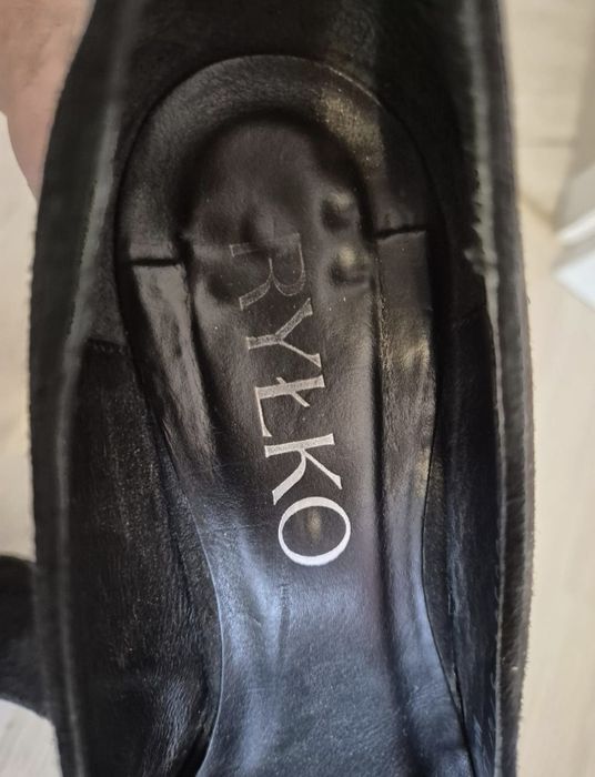 Ryłko czarne czółenka na słupku