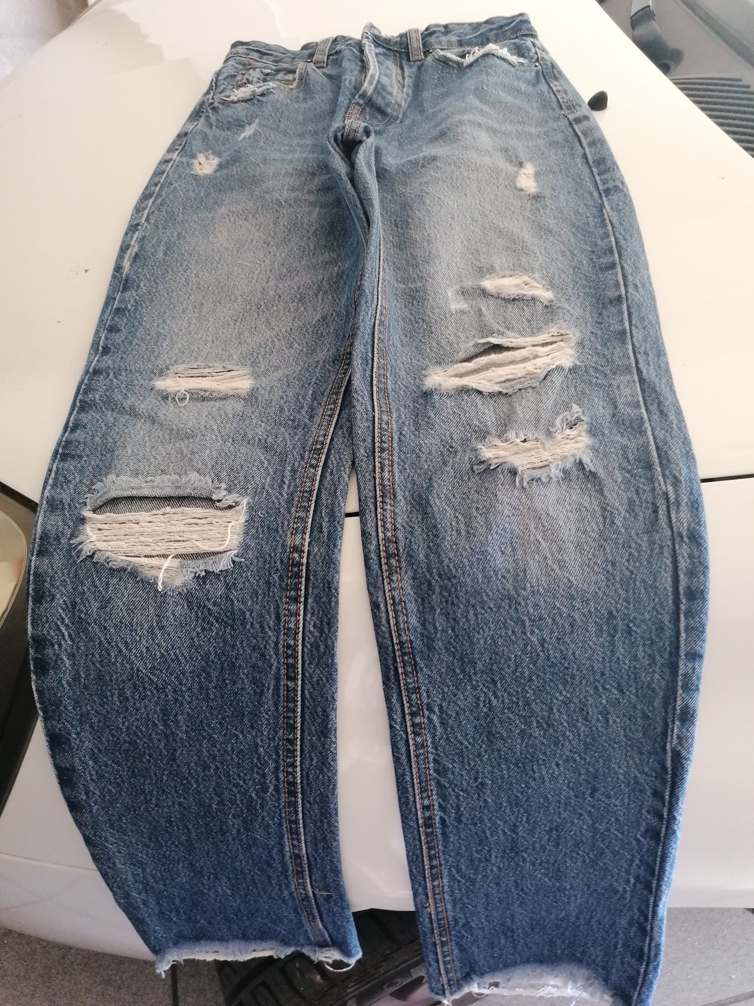 Calça de ganga com rasgos