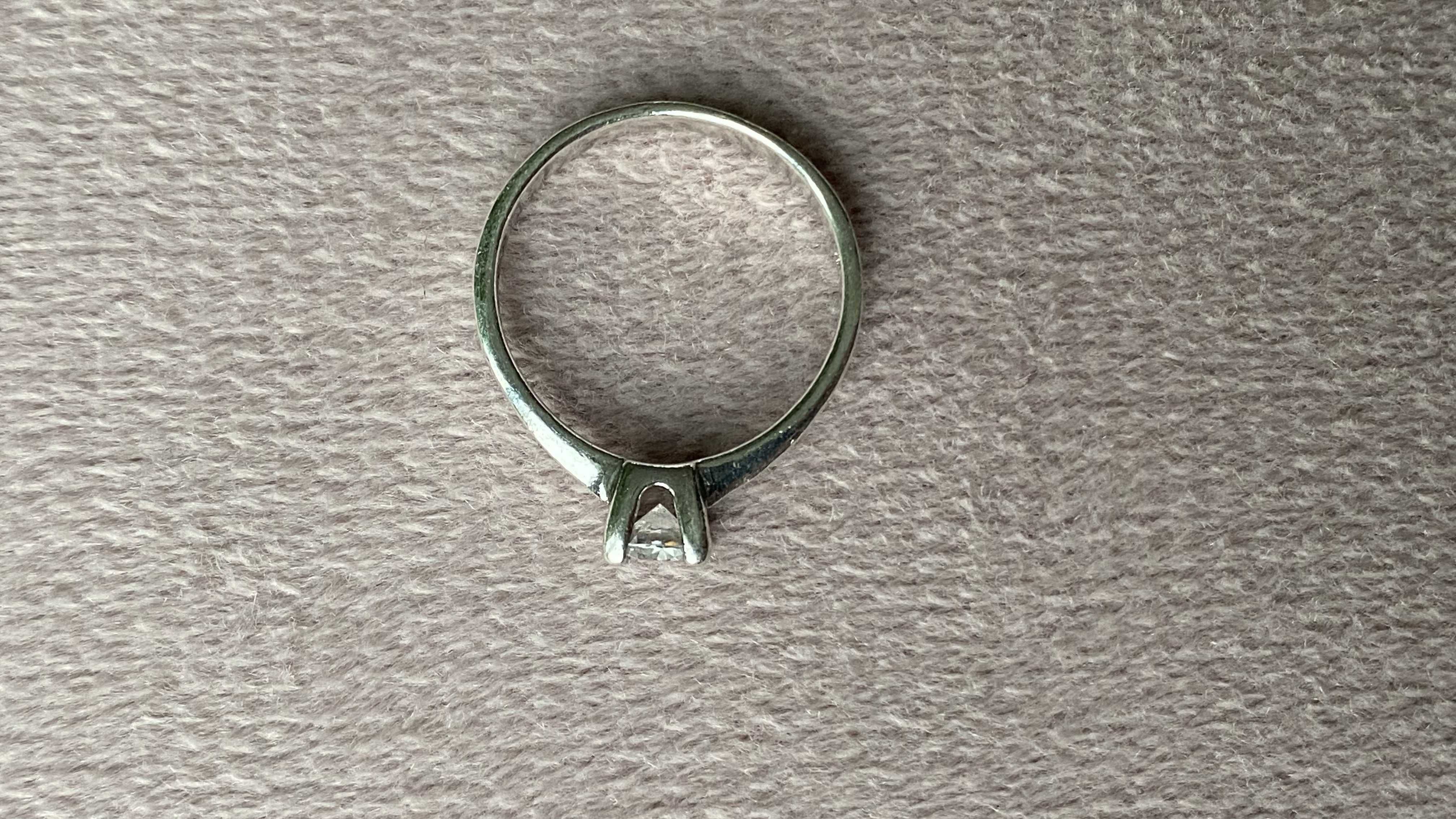 Srebrny pierścionek z cyrkonią, rozmiar 15