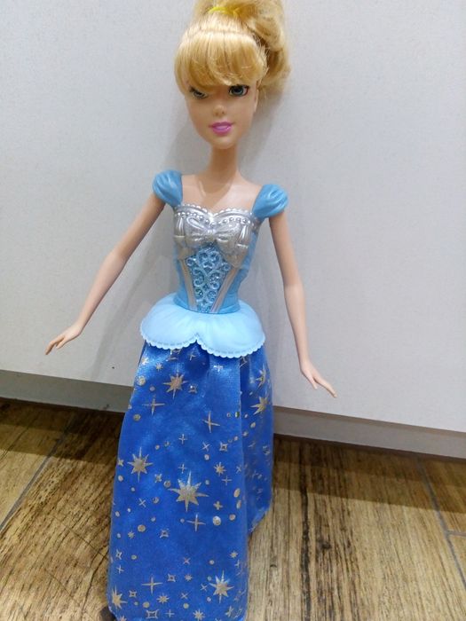 Kopciuszek, Mattel, lalka z obracając się spódnicą, Barbie